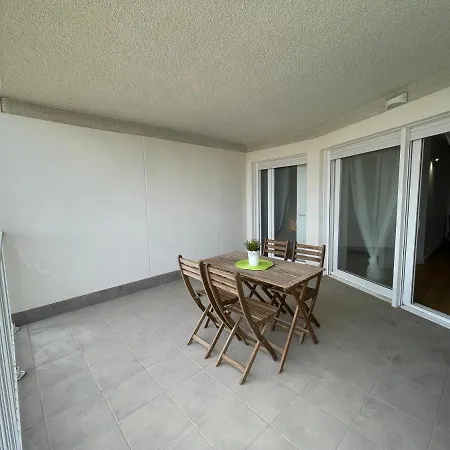 Con Terraza Frente Al Mar By Color Flats *